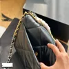 LOULS VUTT 19 SERIE FEMME BAG SAGLE SAGLE EN COUIR 25CM CUIR MANDET PLaid Gold Hardware Metal Buckle Luxury Handsbag Two-Color Chai Rake