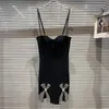 Lässige Kleider 2024 Herbst-Bowknot-Kristall dreidimensionaler Brustplatte Schlanker Stretchgurtkleid für Frauen Party Schwarz Vestidos Femme