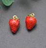 Großhandel 20 PC Gold plattiert niedliche Früchte kleine rote Erdbeer -Emaille -Metallzauber für Armbänder Ohrringe Halskette Schmuck 240424