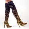 2024 Nuevas botas Glitter Gradiente Sequin Sexy Longitud de longitud de la rodilla con tacones delgados puntiagudos Tacones altos Botas para mujeres de la cremallera Gran tamaño 35-43