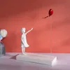 Ballon de coeur et fille volante inspirée par la banksy et la sculpture moderne Décoration de la maison décoration de statue grande 240429
