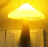 Nowość Automatyczna czujnik LED Nocna światła wtyczka do grzybów kształt sypialnia lampa US UE dla dzieci żółty różowy zielony gradient5202605