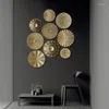 Decorative Figurines Nordic Modern Luxury Gold Round Wall Decoration Pendant Irregular Iron Disc Hanging Ornaments Living Room Home Decor