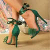 Scarpe eleganti decorazioni per arco da donna con tacchi alti sottili eleganti aldati aperti in piedi su sandali a spillo sandali banchetto di moda