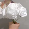 Decoratieve bloemen 50 -stcs/pakket Witte PE Rose kunstmatige bloemkop met stengel diy boeket bruiloftsfeest decoratie plakboek benodigdheden