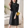 Robes décontractées élégant Jacquard Patchwork pour femmes Spring Luxury Hepburn Turtleneck Turtleneck à manches longues Robe de fête en dentelle J030