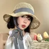 ワイドブリム帽子女性麦わら帽子夏日韓国スタイルの帽子柄ストラップレディーストラベルビーチフラットパナマキャップ屋外UV保護