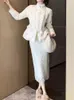 Arbeitskleider Frau Set Chinese Stickschnellschnur kurzer Baumwollmantel Stehende Kragen Spitze Halbrock 2-Stück Elegant 2024 Winter