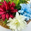 Dekorative Blumen 2pc 5,51 Zoll Simulation Seide Drei Farben mehrschichtiger Dahlia Familien Hochzeitsfeier Bürodekoration