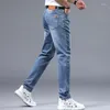 Jeans masculinos Blue Stretch Slim Stousers retenamente Luxo de luxo de luxo de maré de moda de maré bordado cem modelos