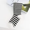 Donne calze di cotone black bianco coppie femminili coreane pattinarsi elastico vintage elastico strada corta sabbia a sabbia novità 2024