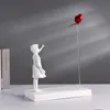 Ballon de coeur et fille volante inspirée par la banksy et la sculpture moderne Décoration de la maison décoration de statue grande 240429