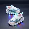 Tennis Shoe LED DZIECKO TRAURER CARTOON Boy Casual Sneaker for Kid Girl Mesh Oddychane dziecko iluminowane 240415