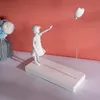 Herzballon und fliegendes Mädchen inspiriert von Banksy Artwork Moderne Skulptur Home Dekoration Statue Dekoration groß 240429