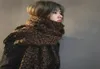 Une seule écharpe à laine de laine imprimée en léopard à la mode en hiver épaissis de châle chaud à double usage en cachemire pour l'automne5785562