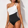 Swimwear féminin Bikini sexy 1 morceau de maillot de bain épissant de type incliné creux de bas de taille haute