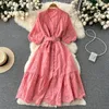 Robes de fête Riche de piste Crochet Hollow Out Robe en dentelle midi rose pour femmes 2024 Summer à manches courtes Robe de vacances élégante