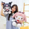 Nuevo 20 cm Linda falda a cuadros Kitten Plush Toy Kuromi Posting Gift Machine Premio