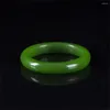 Strand Natural Jadeite Bangle Un bracelet féminin rond