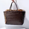 Ręcznie robione worki na sznurki dla kobiet dla kobiet luksusowe designerskie torebki torebka 2024 w vintage z wewnętrznym ramieniem kieszonkowym 240430