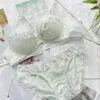 BRAS Sets Sexy BH Set sammeln Dessous-Slips ohne Stahlring Bralette Dünnes Mesh wasserlösliche Blume Süße Süße Nahe ohne