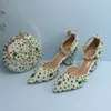 Chaussures habillées Fashion White Green Pearl Wedding Associé à Handbag Bride's High Heels Fashionable and Ret Banquet