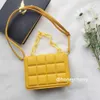 Honeycherry Geo منقوش على رفرف Crossbody حقيبة مصغرة للنساء المحافظ 240419