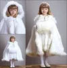 Mignon de mariage d'hiver Princess Flower Grils Bridal Cape Ivory Satin avec garniture de fourrure CHAPEL