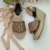 Designer glider kvinnors espadrille sandal röd och beige raffia toffel mid-heel skor vit läder trim modeplattform sandaler designer emblematiska mönster skor