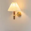 Wandlampen Noordige klassieke lamp LED -stoffen lampenkap Houtslaapkamer Licht woonkamer Warm decor voor