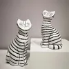 Decorazioni per la casa astratta Statue Animali Statue House Tavolino Bookcase Personalità Nordic Decorative Stripes Figurina per gatto 240425