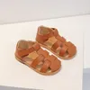 Sandálias de verão de 1 a 7 anos de bebê sapatos de menina menina de menina de menina macia solteira não deslizamento Roman First Shoes Kids Outdoor Garden Sandal G04113 240415