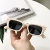Gafas de sol 2024 Mujeres Rectángulo Vintage Diseñador de marca Retro Puntos Retro Gases Femenina Femenina de gato Goggles