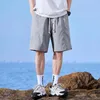 Shorts masculinos 2024 Summer Ice Seda para homens soltos e versáteis respiráveis sentimentos capris