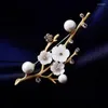 Spille in stile Plum Blossom Branch Pearl for Women Elegant Accessori per abbigliamento matrimoni per leni per banchetti per le lamiera clip sciarpa