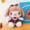 Nuevo 20 cm Linda falda a cuadros Kitten Plush Toy Kuromi Posting Gift Machine Premio