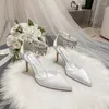 Scarpe eleganti 2024 White Wedding Teli alti tacchi a spillo da sposa con catena di strass con punta di sandali Baotou Bridesmaid