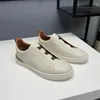 Lässige Schuhe europäische amerikanische Mode Herren -Kuhläden -Laibers Flat wandernder Leder weich und bequem schwarzblau Weiß