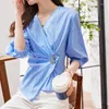 Women's Blouses Qoerlin Stijlvolle onregelmatige skew knop blauw gestreepte shirts ol mode casual v nek halve mouw slanke taille korte blouse