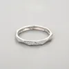Cluster anneaux légers Luxury S925 Anneau de niche pour femmes argentées avec incrustation de diamant triangulaire et index fermé haut de gamme