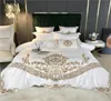 Juegos de ropa de cama White Luxury European Royal Gold Bordery 60s Satin Silk Algoding Bat Cubrera de tapa de la cama Lino de lino