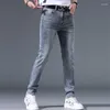 Jeans maschile 2024 di alta fine estate sottile a metà ascesa piccoli pantaloni casuali in forma slim
