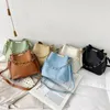 Retro elegant kvinnlig kedja tyg hink väska kvinnor pu läder bärbar handväska resemode enkel axel messenger 240429