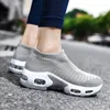 Lässige Schuhe Frauen Sneakers 2024 Frühlingsflat auf der Plattform für schwarze atmungsaktive Netzsocke