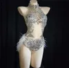 K32 argent sexy femelle body produit DJ chanteur saut de combinaison de combinaison de combinaison porte robes plumes en cristal tenue costumes de danse de pole fête r4765772