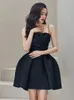 Casual klänningar kvinna mode stropplös klänning smal midja elegant prägling minilängd vintage stil bollklänning 2024 sommar 15ab393