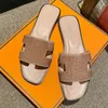 Toppkvalitetsdesigner tofflor Kvinnor Plattform Sandaler Flat Slides Women Sliders Luxury Black White Khaki Patent Womens Ladies Shoes House Outdoor Indoor Sneakers