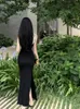 Lässige Kleider Frauen eingebauter BH schwarzes langes Kleid mit Schlitz Retro Y2K Stich floralquadratische Nackenhülsen zurückgezogene Bodycon