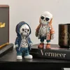 Figurines squelettes gothiques Cool Resin Hand Crafts Statue Skull Halloween Skull Ornements horribles pour le décor d'armoire de télévision de bureau à domicile 240425