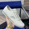 Nouvelle chaussure de chaussures décontractée Luxury Suede Walk Men Femmes Sneaker Flat Golden White Girl Designer Cuir Low Tennis Chaussures Loafer Sports Trainer Randonnée Cadeau